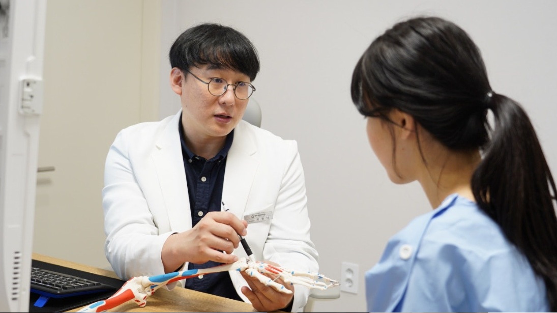 감삼동손목통증을 볼 때 확인하는 움직임과 생활 패턴의 요소를 설명하는 이미지