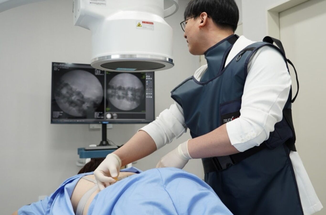 C-arm 이동형 X-ray 투시 장비를 활용하는 신경차단술 안내 이미지